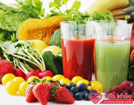 Trái cây và nước rau ép giàu vitamin C giúp tăng sức đề kháng chống lại sự xâm nhập của vi khuẩn gây bệnh.