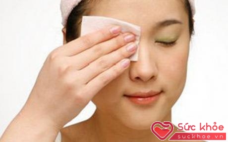 Tẩy trang mắt cẩn thận cuối ngày tránh mắt bị kích thích tiết nhiều chất nhờn.