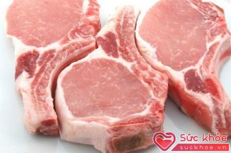 Khi làm món thịt luộc bạn có thể cho thêm 1 củ hành đập dập vào, hành sẽ giúp khử mùi thịt tốt
