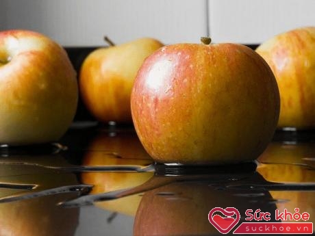 Dấm táo hoặc táo được coi là phương pháp điều trị hiệu quả về độ chua của dạ dày