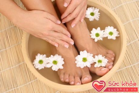 Trước khi massage, bạn hãy ngâm chân vào hỗn hợp nước ấm được nấu từ vỏ cam, quýt, lá bưởi, sả... hòa thêm chút muối.