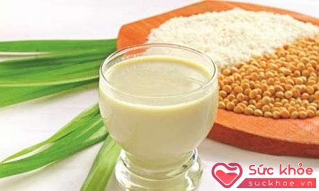 Uống sữa đậu nành giúp thải độc gan hiệu quả.