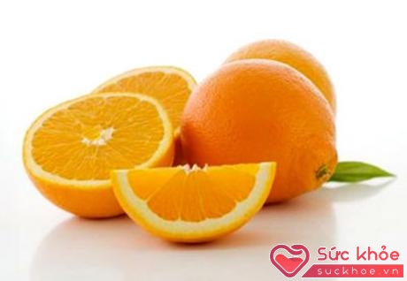 Trái cây có chứa nhiều vitamin C như dứa, chanh, cam, và bưởi dễ làm trẻ nổi mụn, phát ban