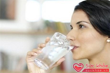 Uống nước đá có thể giúp bạn giảm mỡ bụng.