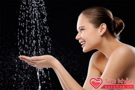 Tắm nước quá nóng là thói xấu rất nhiều người mắc phải khiến cho da khô ráp.