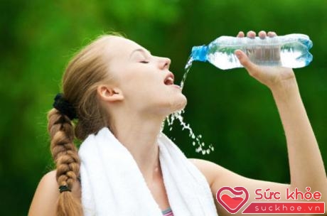 Bỏ sung nước cho cơ thể tránh mất nước
