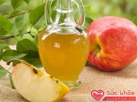 Bạn có thể súc miệng bằng hỗn hợp giấm táo trộn nước ấm cho kết quả gia tăng.