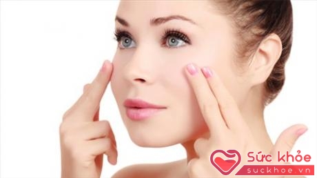 Hãy luôn sử dụng kem dưỡng mắt và chỉ dùng ngón áp út để dưỡng da vùng quanh mắt 