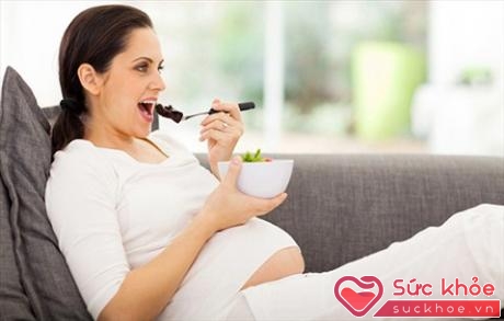 Phụ nữ mang thai nên ăn nhiều trái cây và rau quả để bổ sung chất xơ cho cơ thể