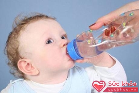  Nhớ cho trẻ uống nhiều nước để phòng bệnh mùa hè