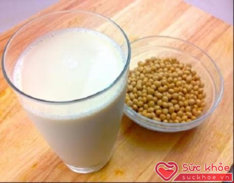 Nếu thường bị đầy hơi vì lactose trong sữa bò, bạn nên thay thế bằng sữa đậu nành. Hình minh họa.