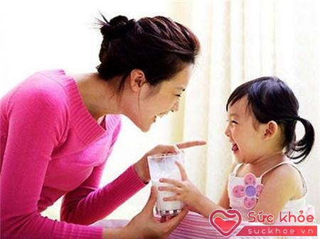 Sữa là nguồn dinh dưỡng giàu protein, canxi cùng các vitamin A, B, D, E, giúp bé yêu cao lớn