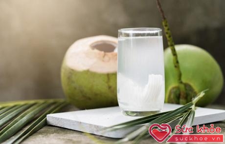 Ngoài là thứ nước giải khát ngày hè, nước dừa còn mang lại rất nhiều lợi ích sức khỏe cho cơ thể