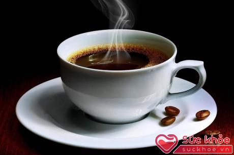 Trong cà phê chứa chất caffein có tác dụng giúp axit béo trong máu dần chuyển hóa thành các năng lượng dễ tiêu thụ. 