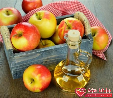 Trộn dấm táo với mật ong, pha ấm và uống để giúp hòa tan các tinh thể ở khớp xương