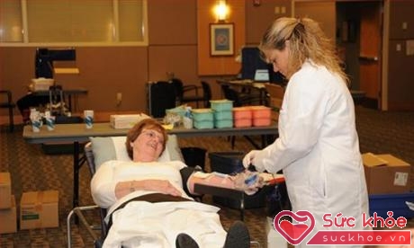 Bạn nhận được lợi ích nhất định từ việc hiến máu đó là bạn được kiểm tra sức khỏe miễn phí, cũng như những phân tích công thức máu của bạn, giúp bạn tiết kiệm được thời gian và tiền bạc.