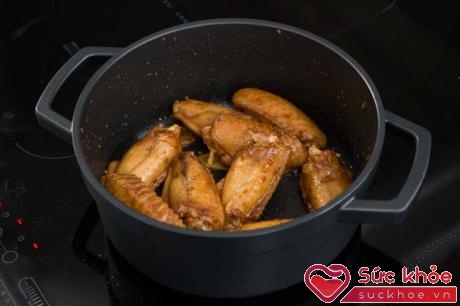 Thịt gà là loại thực phẩm người Việt thường có thói quen hâm lại