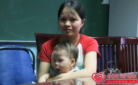 Chị Nguyễn Thị Nhị xót xa khi nhắc đến đứa con nhỏ đã phải mang bệnh nặng