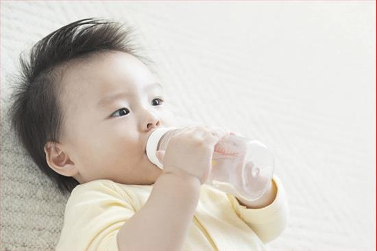 Các mẹ có thể bù nước cho con tại nhà đúng khi con tiêu chảy cấp