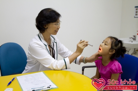Cần đưa trẻ đến bác sĩ khám nếu tình trạng viêm mũi họng ở trẻ không tốt lên sau 2 ngày điều trị.