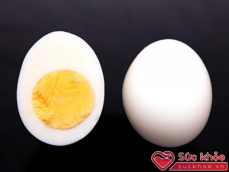 Protein có nhiều trong lòng trắng trứng hơn lòng đỏ. Ảnh: Seriouseats.