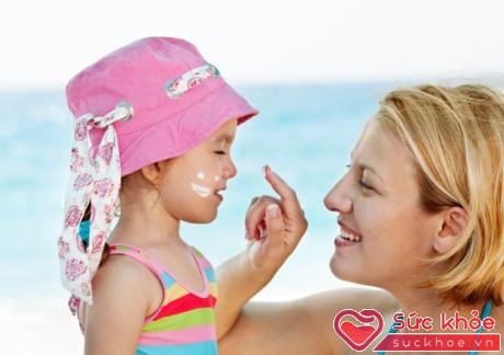 Phụ huynh cần cẩn trọng khi dùng kem chống nắng cho trẻ