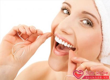Việc làm sạch răng bằng chỉ nha khoa mỗi tối là điều cần thiết để bảo vệ răng miệng