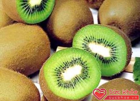 Ăn kiwi giúp bạn kiểm soát huyết áp, cùng với việc giảm nguy cơ sỏi thận, loãng xương và đột quỵ