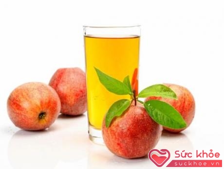 Một ly nước táo ép nguyên chất giúp làm sạch gan và thận bằng cách loại bỏ các độc tố có hại