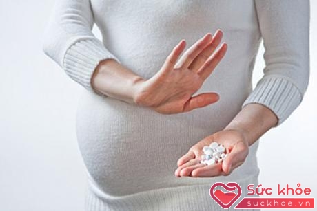 Phụ nữ mang thai cần hết sức thận trọng khi sử dụng thuốc trị viêm mũi.