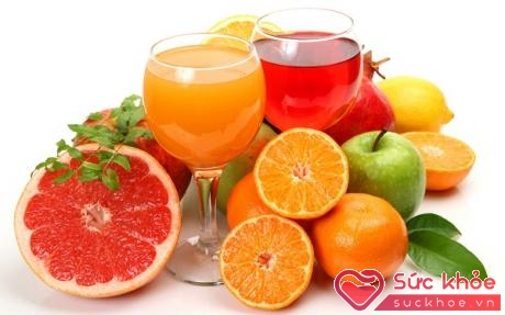Không nên uống nước ép trái cây mà pha nhiều đường vào buổi sáng. 