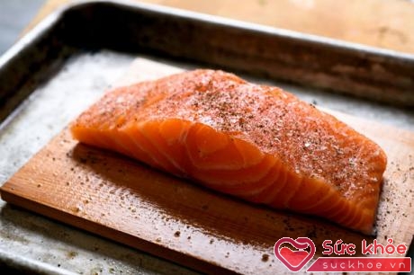 Cá hồi chứa một lượng chất đạm cao và nguồn chất béo omega-3 giúp cải thiện não bộ đồng thời cũng giúp nâng cao tâm trạng của phụ nữ mang bầu