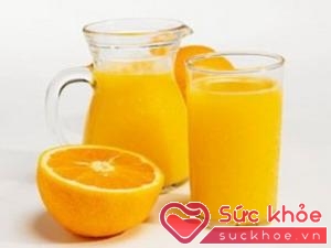 Nước cam ép chứa nhiều axit có thể gây đau bụng, tiêu chảy ở người đau dạ dày.