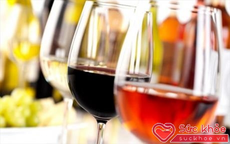 Rượu vang đỏ chứa tyramin, các hóa chất thực vật phenols có thể là tác nhân gây đau nửa đầu 