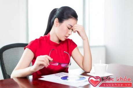 Đau đầu, mệt mỏi vì huyết áp thấp là tình trạng chung của nữ văn phòng