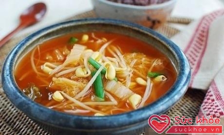 Canh chua giá đỗ rất tốt cho người mệt mỏi đau đầu, cảm sốt, đau họng, tiêu chảy do nhiệt