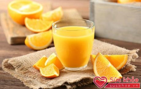 Nước cam chứa axit citric khiến cổ họng đang viêm bị kích thích và tổn thương nặng hơn