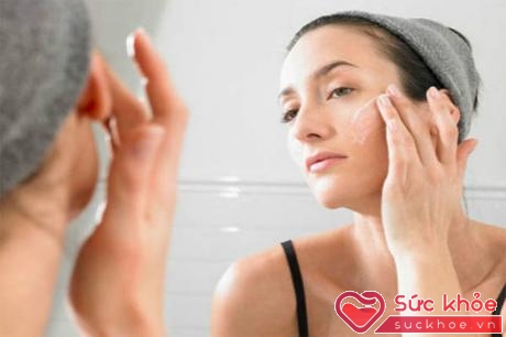 Thêm vào thời khóa biểu chăm sóc da mặt với bước sử dụng kem dưỡng ẩm hay mặt nạ lột da có chứa axit tẩy tế bào chết vào ban đêm
