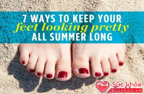 Tránh ánh nắng mặt trời cùng các bề mặt nóng bỏng sẽ giúp bạn giảm thiểu sự khô ráp cho bàn chân.