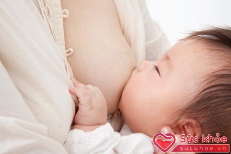Sữa mẹ là an toàn và đầy đủ dưỡng chất cho bé 