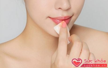 Tẩy trang vào buổi tối trước khi đi ngủ để lợi bỏ sạch lớp son trên môi