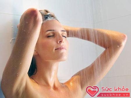Trước khi đi ngủ, bạn nên tắm bằng nước mát nhằm làm giảm bớt nhiệt độ cơ thể