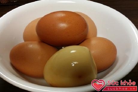 Trứng gà xông khói Hàn Quốc màu nâu sậm và xen lẫn mùi vị của khói. Ảnh: VietNamNet