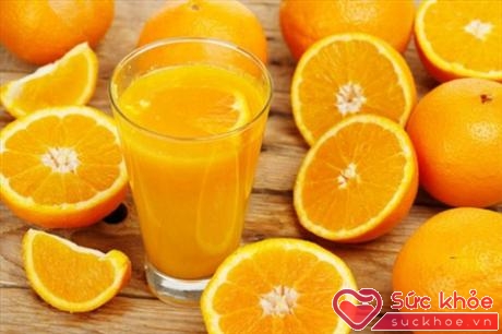 Chế độ dinh dưỡng cho người bị bệnh sốt xuất huyết nên bao gồm nước cam và chanh