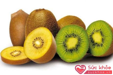 Thường xuyên ăn kiwi và uống trà xanh giúp trẻ hóa làn da.