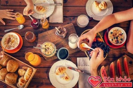 Biến bữa sáng thành bữa chính và bỏ các bữa phụ giúp tránh tăng cân.