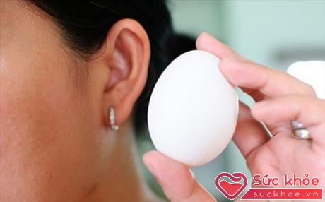 Trong trứng ung có chứa khí H2S khiến hơi thở rất nặng mùi, nhất là với những người thường xuyên ăn