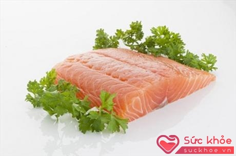 Lượng cao các axít béo omega-3 trong cá hồi giúp nuôi dưỡng làn da từ bên trong