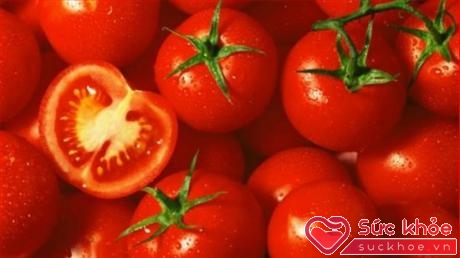 Cà chua chứa nhiều axit, có thể gây ra chứng ợ nóng và khó chịu vào ban đêm.