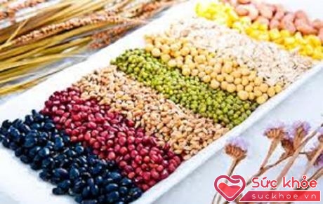 Các loại hạt, chẳng hạn như hạnh nhân là thực phẩm giúp cải thiện tâm trạng tuyệt vời